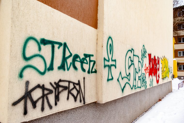 Környezetbarát módszerrel távolítják el a falfirkákat Kolozsváron