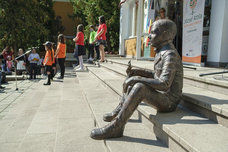 József Attila-szobrot avattak a költő nevét viselő csíkszeredai iskolánál