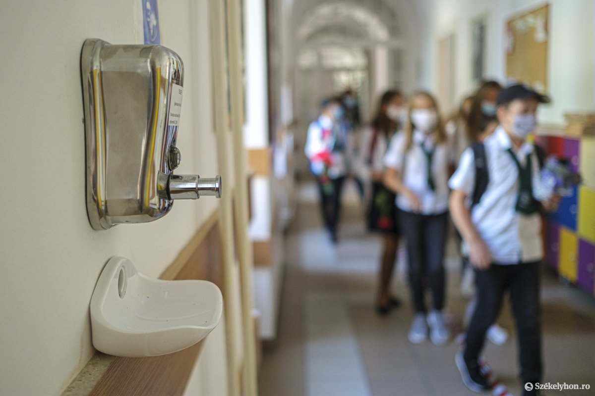 Közel száz fertőzött van a Kolozs megyei iskolákban