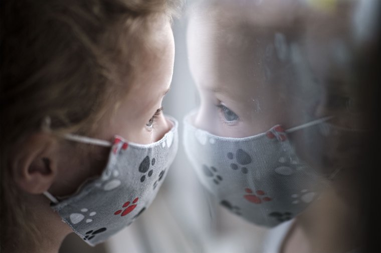 Szerbiában a gyerekeknek is kötelezővé tették a maszk viselését