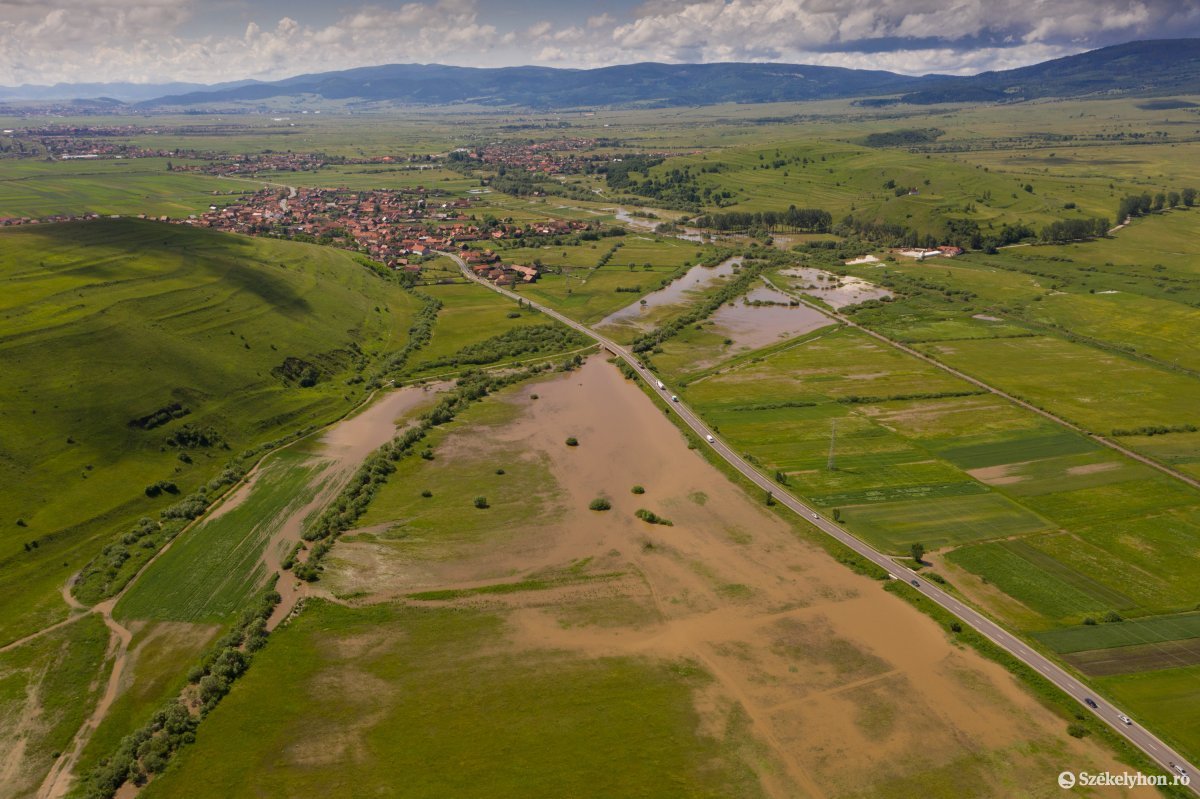 Mezőgazdasági területeket árasztott el a megáradt Olt Felcsíkon