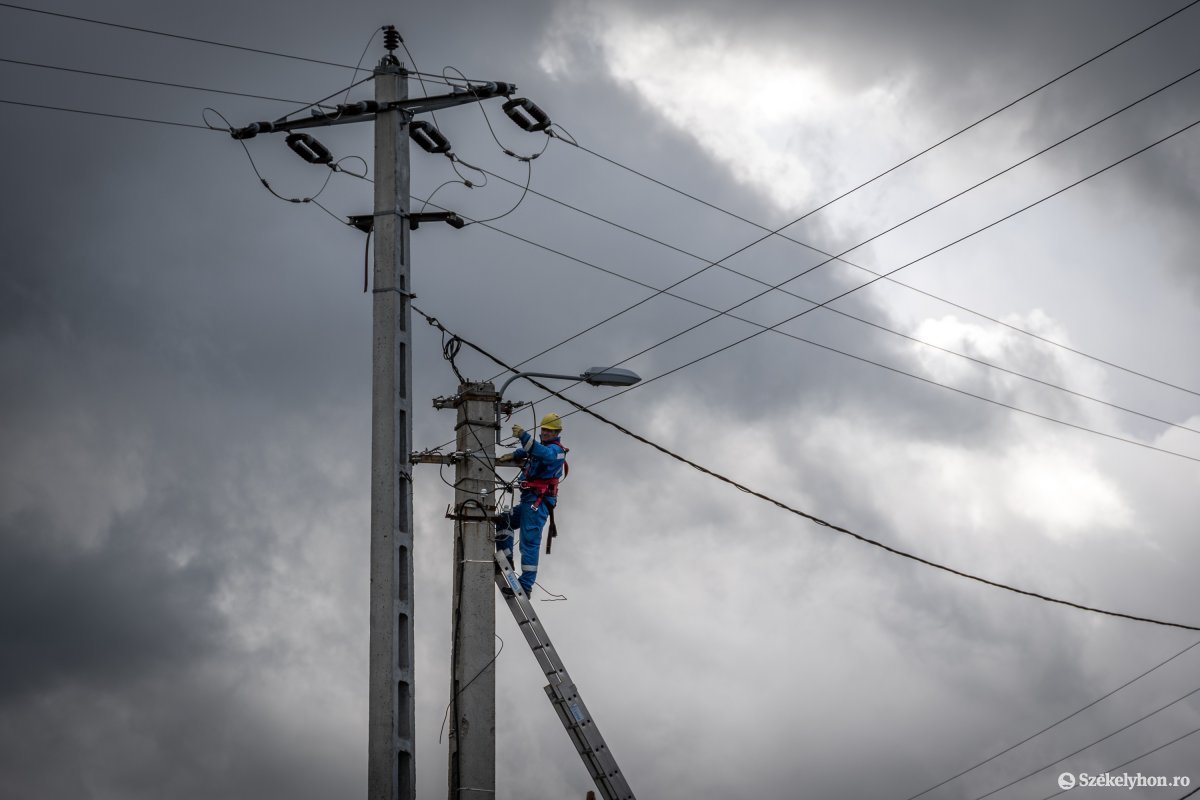 Szakaszosan harmincezer Hargita megyei fogyasztónál okozott áramkimaradást a viharos időjárás