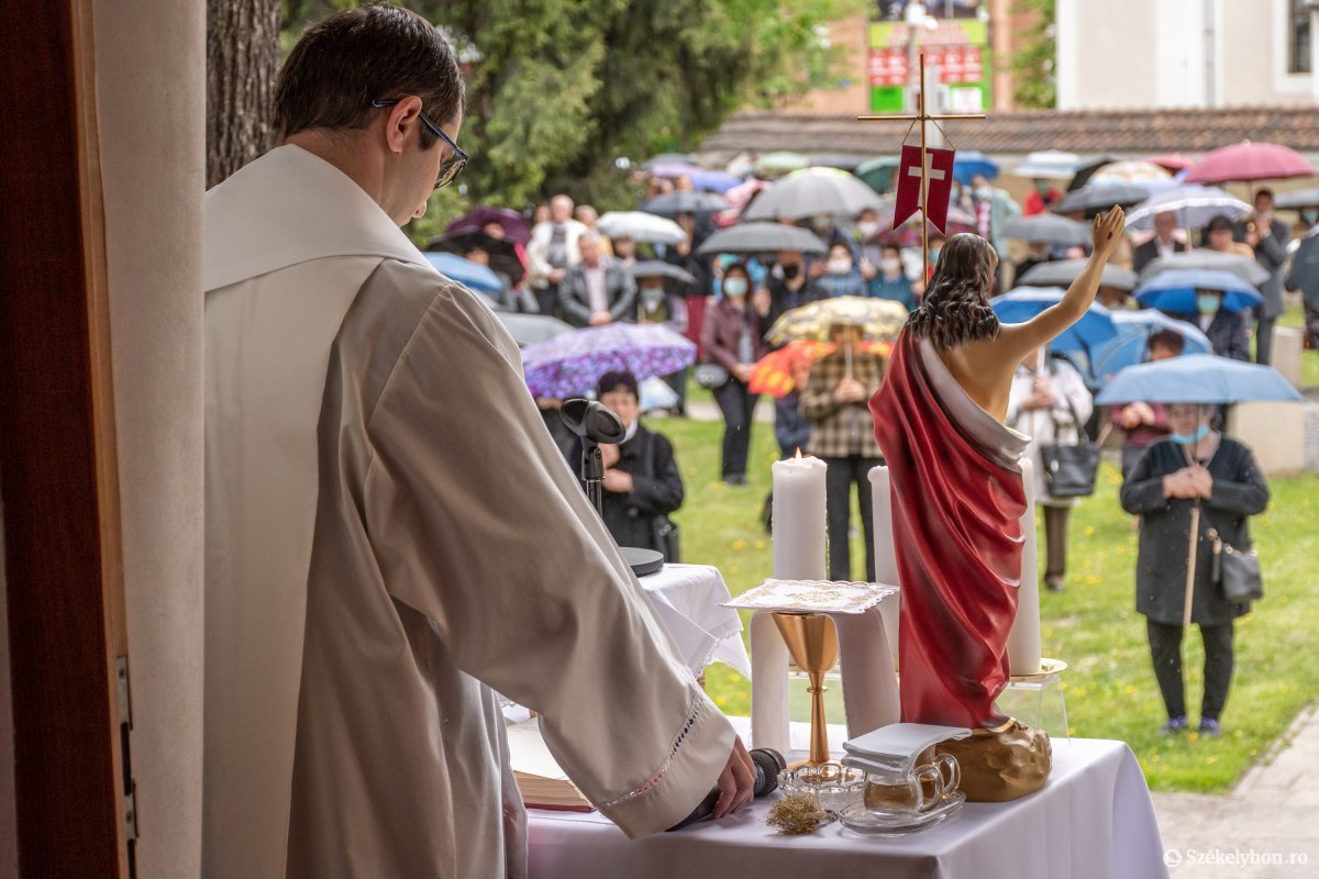 Fokozatosan térnek át az erdélyi magyar egyházak a szabadtéri misékre, istentiszteletekre