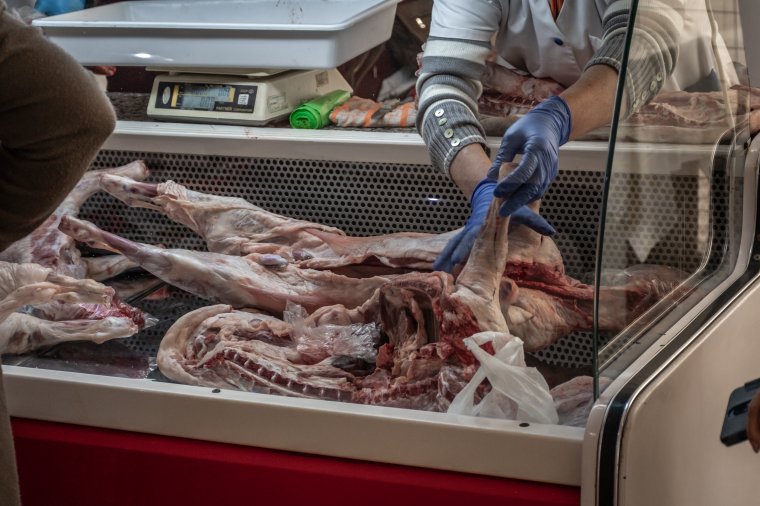 A megélénkült export és a munkaerőhiány miatt értékesítik „aranyárban” a húsvéti bárányhúst a kereskedők