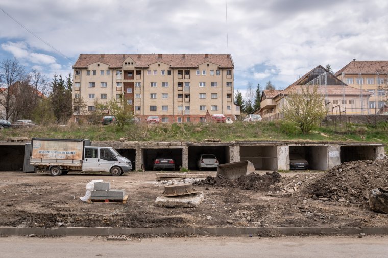 Emeletes parkolóház helyett „sima” parkolót építenek a Kalász lakótelepen