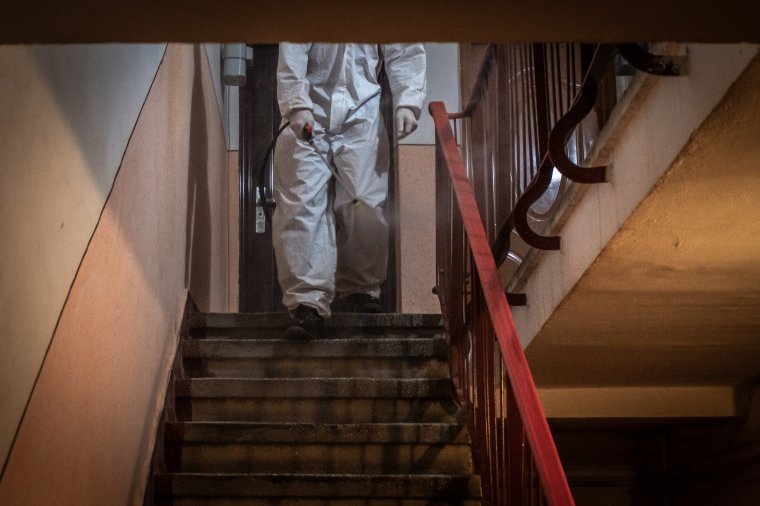 Lépcsőházak fertőtlenítése: a lakókat takarításra kérik