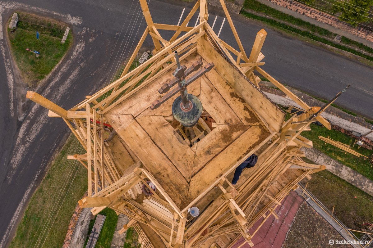 Új kettős kereszt került a csíkszentmihályi templom tornyára