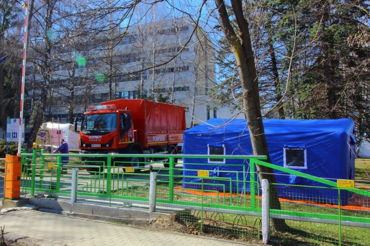 Betegosztályozó sátort állítottak fel a csíkszeredai kórház udvarán