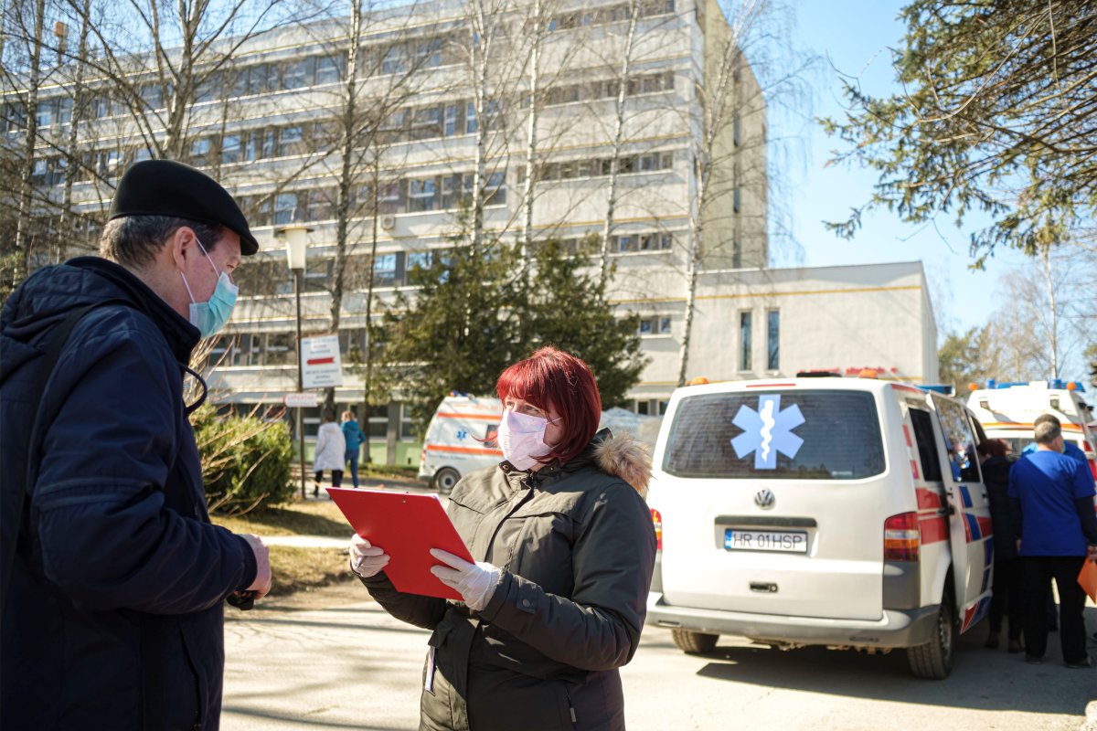 A román hatóságok remélik, hogy az egészségügyi rendszer elbírja a járvány tetőzését