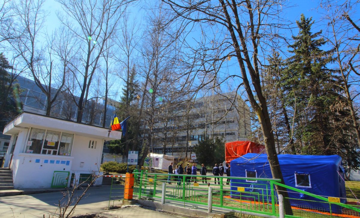 Betegosztályozó sátort állítottak fel a csíkszeredai kórház udvarán