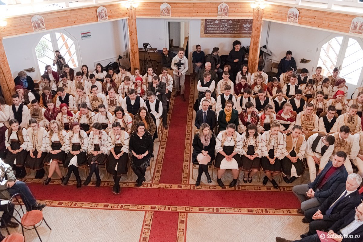 Gyimesfelsőlokon átadták a felújított Árpád-házi Szent Erzsébet katolikus iskolát