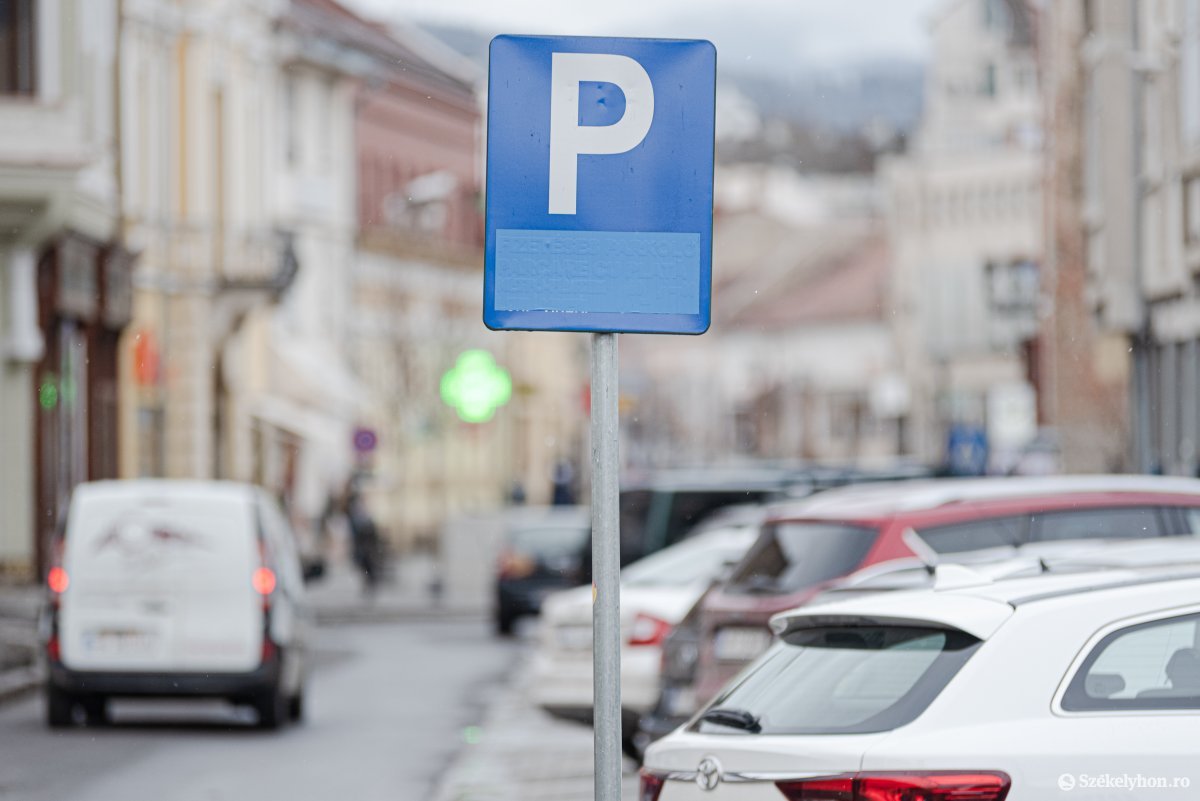 Hétfőtől ingyenes a parkolás közterületen Magyarországon