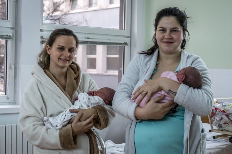 Kislányok az újév első szülöttjei Csíkszeredában és Marosvásárhelyen