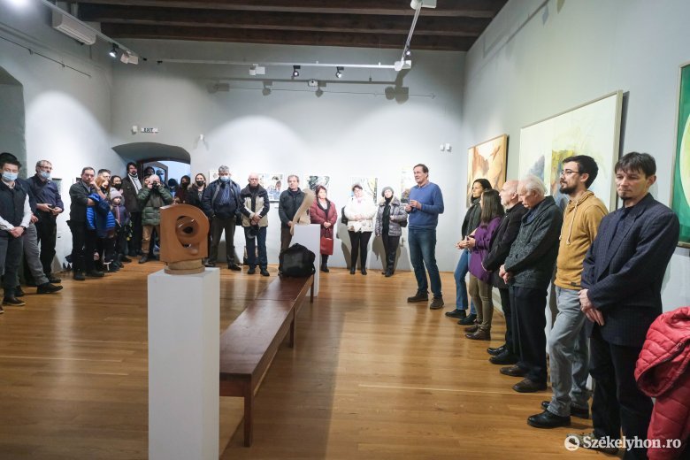 Megnyitották a csíki képzőművészek évfordulós kiállítását