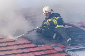 Lángok csaptak fel egy lakóház tetőterében Gyergyótölgyesen