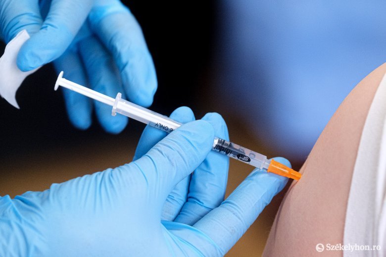 Nagy-Britanniában engedélyeztek a világon először olyan vakcinát, ami két variáns ellen hatásos
