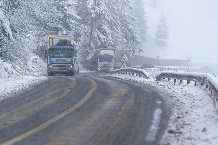 Nem takarítják el a havat az útmunkások, ha nem kapják meg a kért bérelemlést