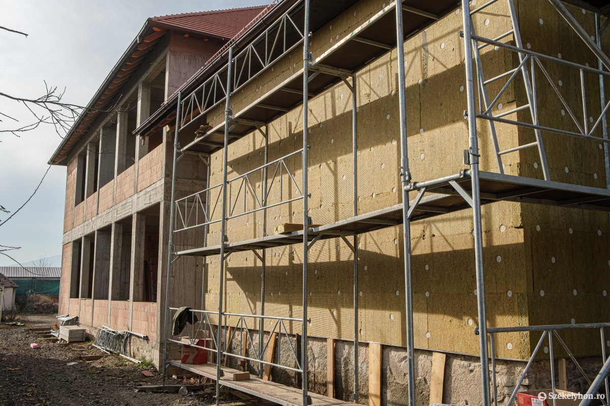 Párhuzamosan halad az óvodaépítés és iskolabővítés Csíkcsicsóban