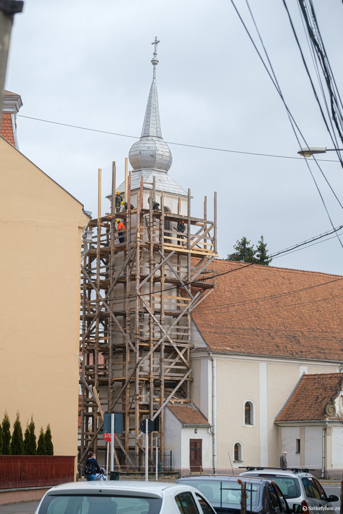 Megdőlt a csíkszeredai Szent Kereszt-templom tornya, szükség van a beavatkozásra