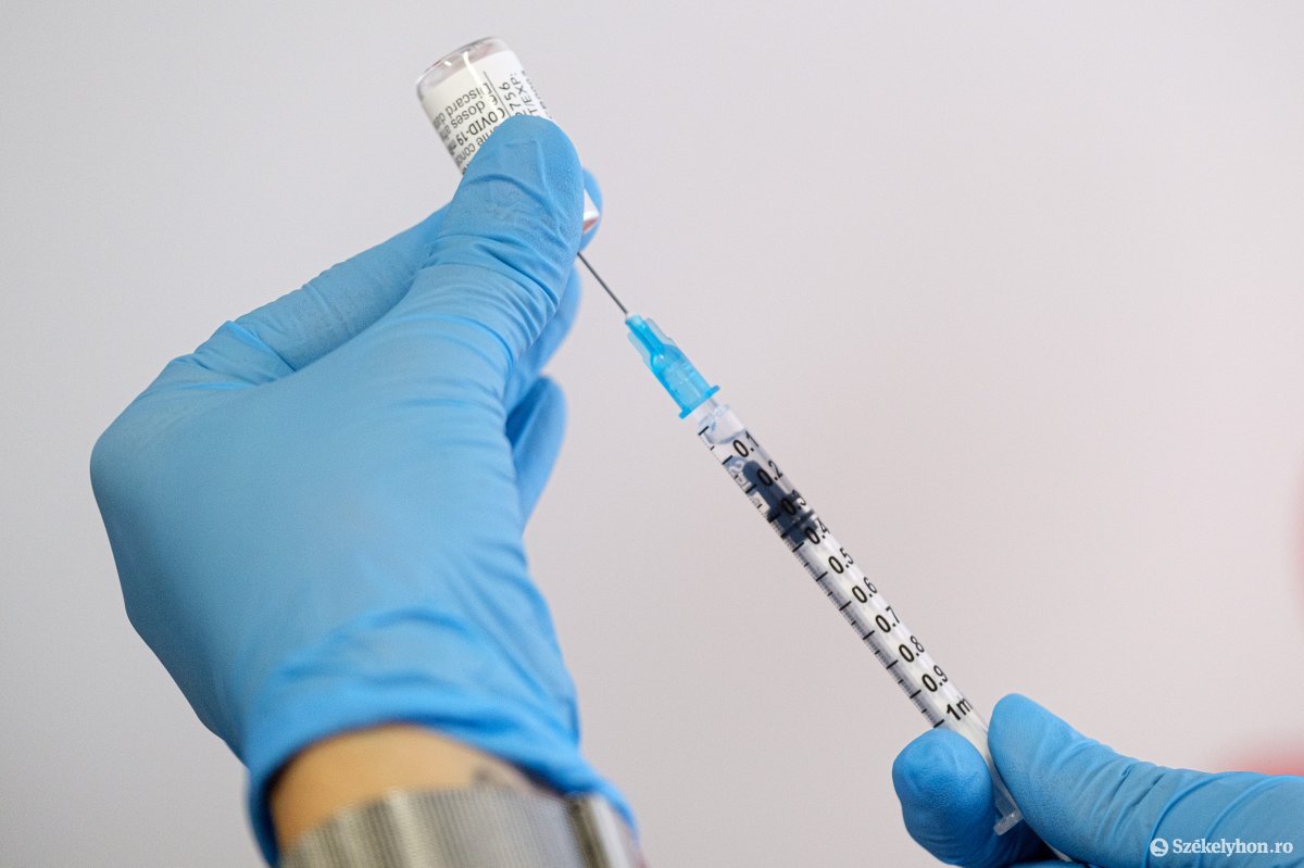 WHO-igazgató: nincs ok kételkedni a vakcináknak az omikron variáns elleni hatékonyságában