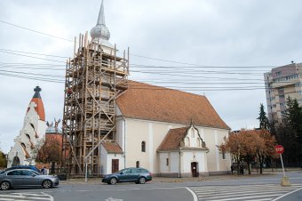 Megdőlt a csíkszeredai Szent Kereszt-templom tornya, szükség van a beavatkozásra