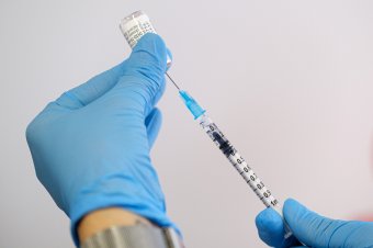 Szabadon igényelhető a koronavírus omikron-alváltozatai elleni vakcina, krónikus betegeknek, időseknek ajánlják