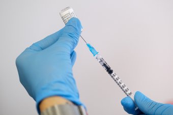 Első és második oltásként is adható az omikron elleni vakcina