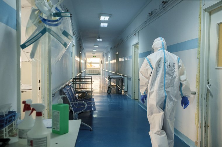 A belgyógyászati osztályon is ellátják a koronavírus-fertőzötteket a csíkszeredai kórházban