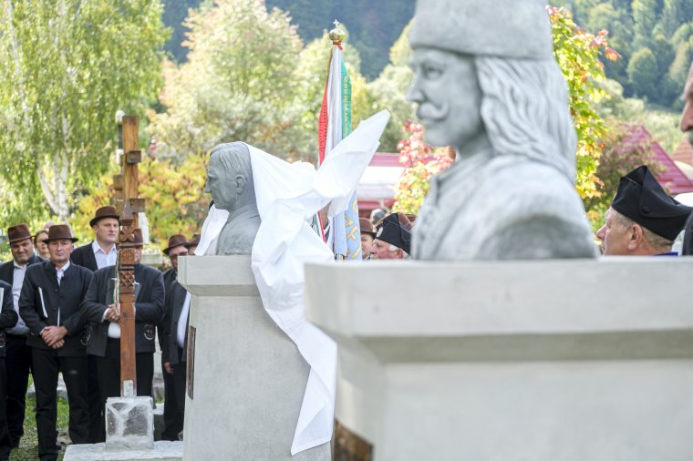 Márton Áron püspök és II. Rákóczi fejedelem szobrával bővült a gyimesbükki történelmi emlékpark