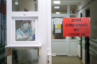 Átsegít a tragédiákon a hivatástudat: frontvonalban dolgozó erdélyi magyar orvosok visszatekintése a járványhelyzetre