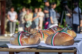 Az államalapítást és az új kenyeret ünnepelték Csíkszeredában