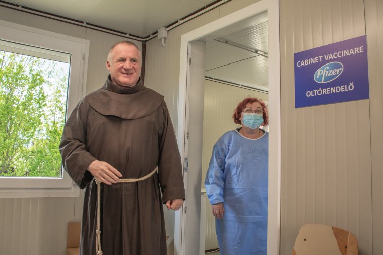 Csíksomlyón kapta meg a koronavírus elleni védőoltást Böjte Csaba
