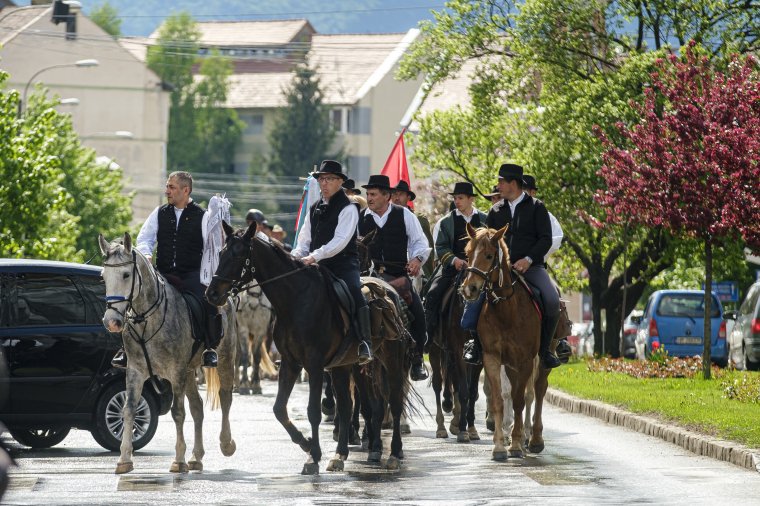 A nagyvilág magyarságát képviselik a csíksomlyói búcsúra érkezett lovas zarándokok