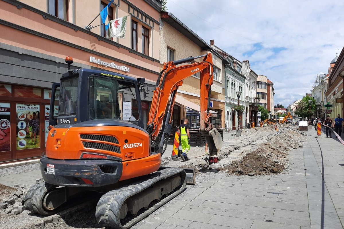 Gázvezetékcsere miatt törték fel a csíkszeredai Petőfi utca burkolatát