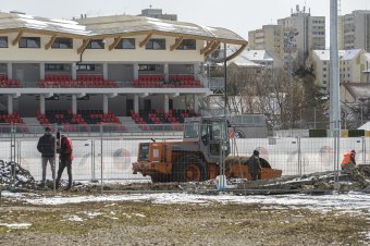 Lebontották a csíkszeredai stadion régi lelátóját