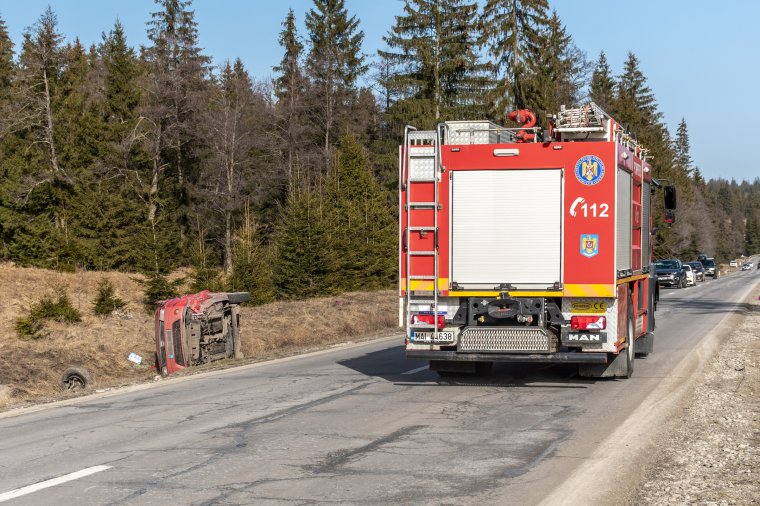 Szolgálaton kívüli tűzoltó mentette meg egy balesetező járművezető életét