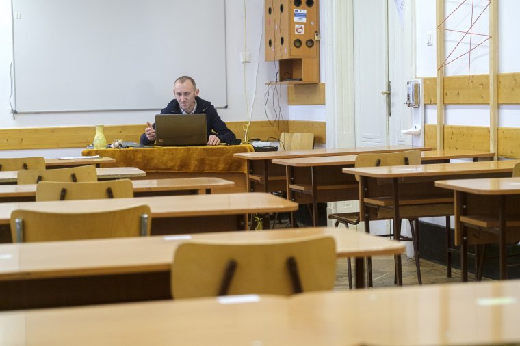 Még nagyjából félmillió romániai diák számára zajlik online térben az oktatás a tanügyminiszter szerint