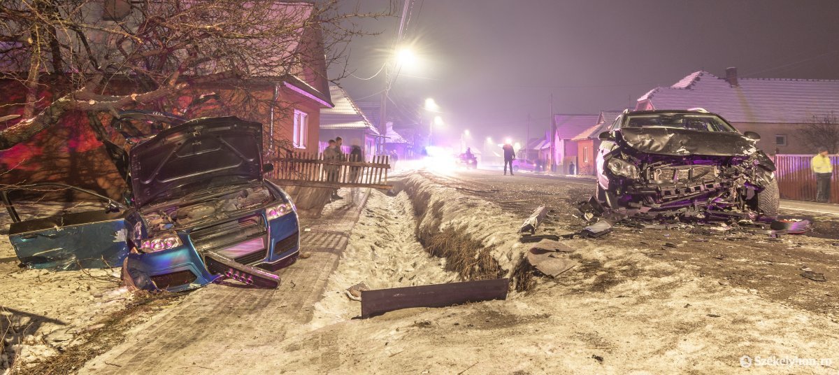 Két autó ütközött Csíkcsicsóban, hárman megsérültek