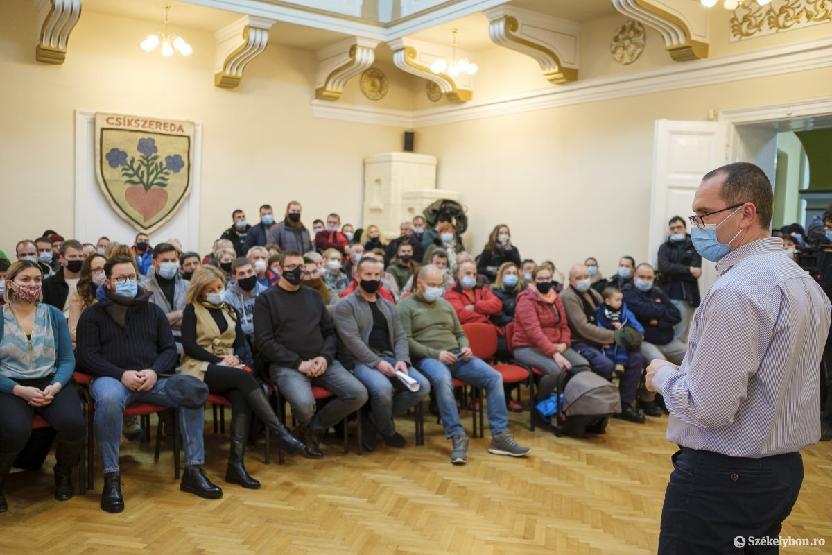Lakossági fórum: nem költöztetik Zsögödfürdőre a tűzkárosultak egy részét