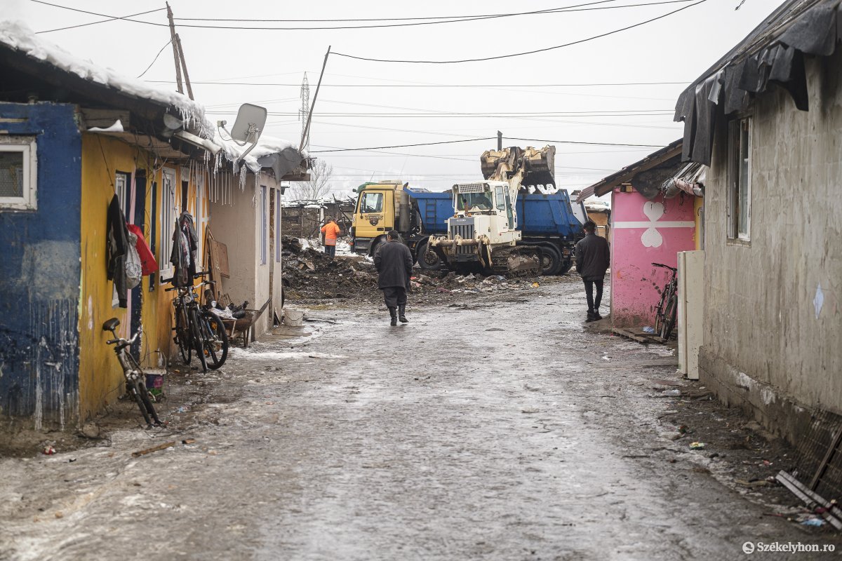 A Cekendre viszik a somlyói romatelepről a törmeléket