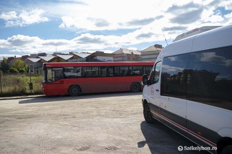 Az állomás nem nyújt szolgáltatást, de a buszok továbbra is hozzák-viszik az utasokat 