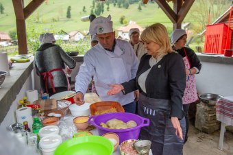Hagyományos ízeket keresve – megnyitották az erdélyi ízek fesztiválját a Gyimesekben