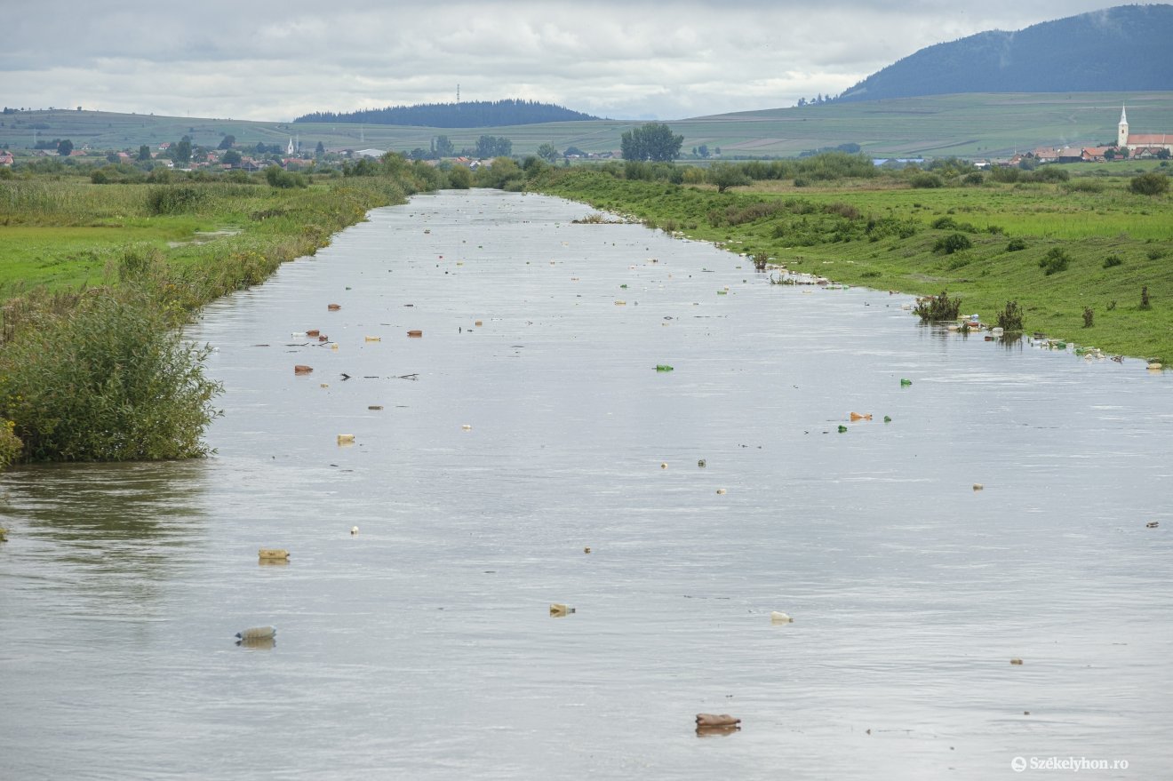 Az esőzések velejárója a megemelkedett vízszint – és a sok hulladék