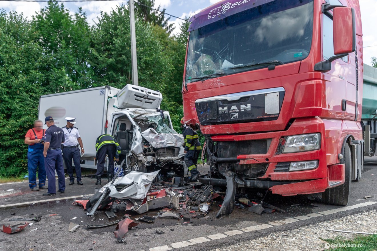 Nyerges vontató és áruszállító teherautó ütközött Csíkkozmáson