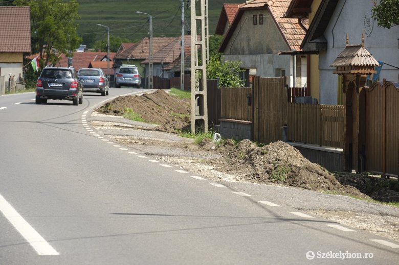 Járda készül a forgalmas út mellé Csíkrákoson, útlezárásokra lehet számítani