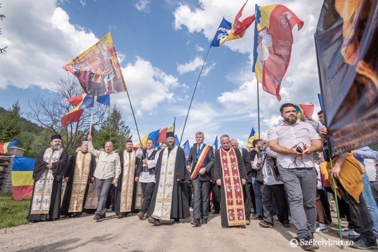 „Nem tűrik tovább az idegen jelképeket” a románok az úzvölgyi katonatemetőben