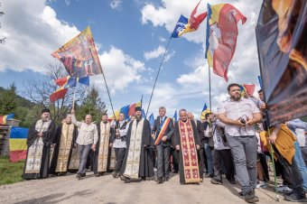 „Nem tűrik tovább az idegen jelképeket” a románok az úzvölgyi katonatemetőben