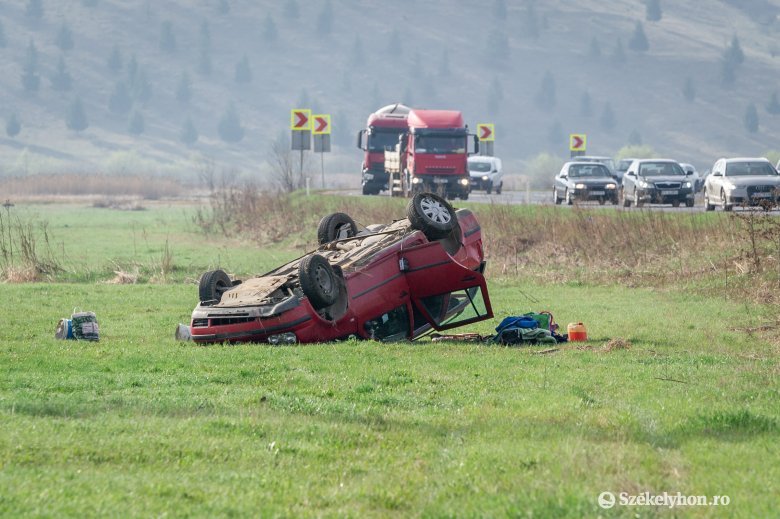 Három autó ütközött Sósréten, egyik a mezőn felborulva állt meg