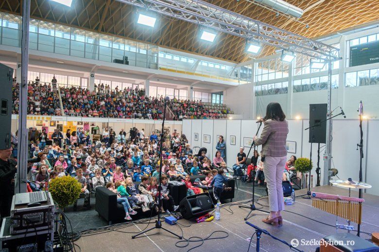 Rengeteg gyerek jelenlétében nyitották meg a Csíkszeredai Könyvvásárt