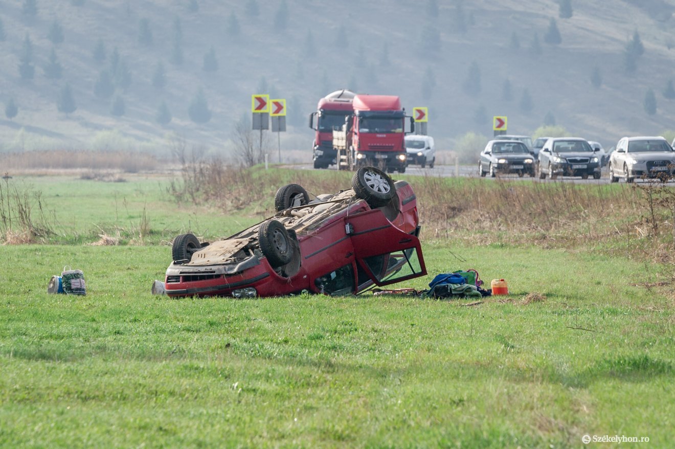 Három autó ütközött Sósréten, egyik a mezőn felborulva állt meg